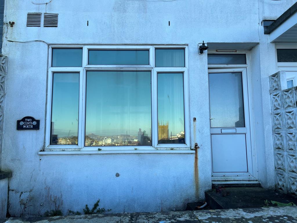 Lot: 84 - FLAT FOR UPDATING IN EXTREMELY SOUGHT AFTER COASTAL TOWN -
